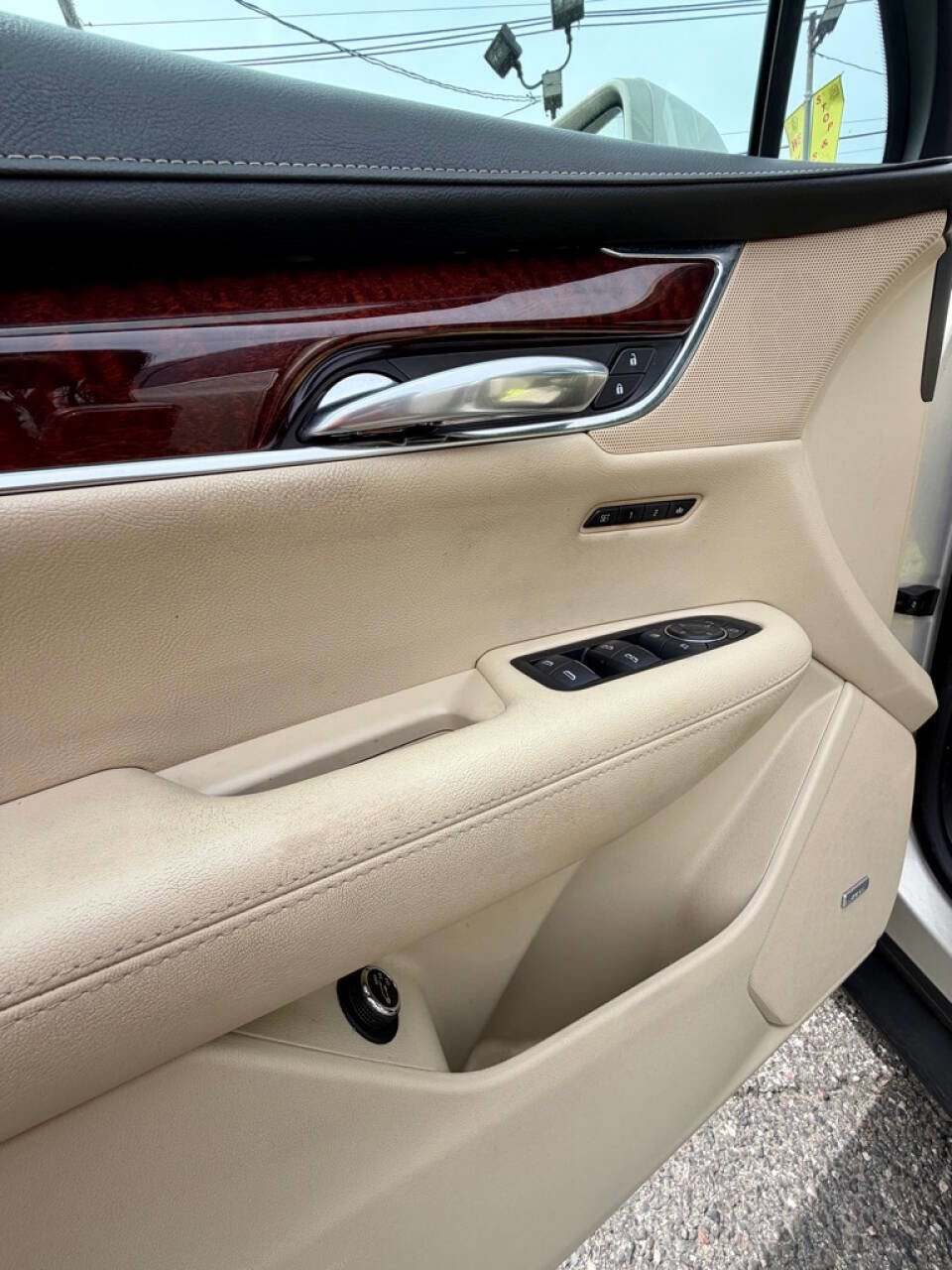 Used 2017 Cadillac XT5 Luxury w/ LPO, Wheel Lock Package AWD/4WD image 12