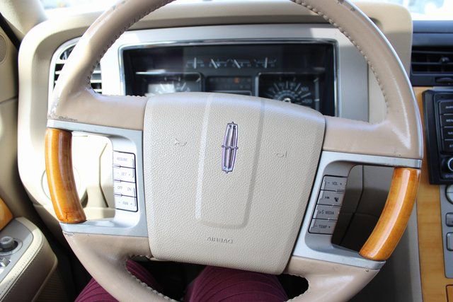 Used 2008 Lincoln Navigator L 4WD image 23