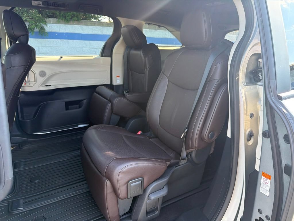 Used 2024 Toyota Sienna Platinum FWD image 19