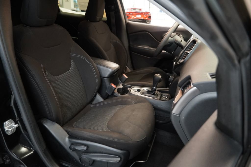 Used 2020 Jeep Cherokee Latitude FWD image 29