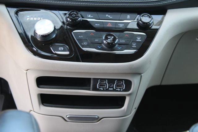Used 2024 Chrysler Pacifica Limited FWD image 19