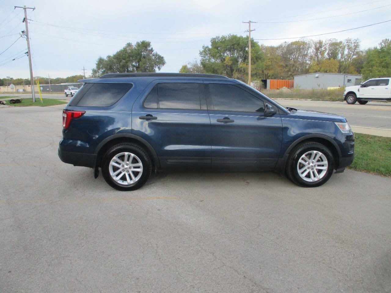 Used 2016 Ford Explorer FWD image 2