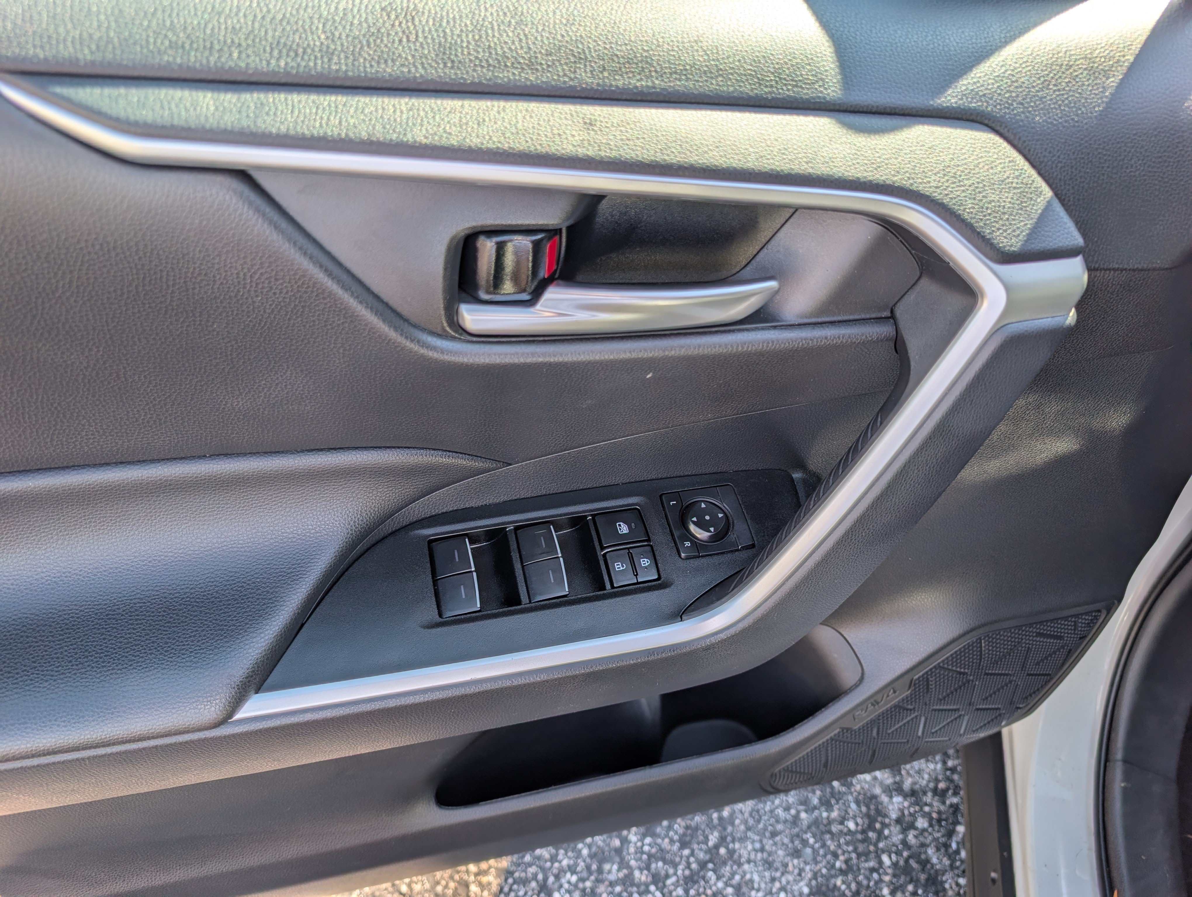 Used 2025 Toyota RAV4 XLE AWD/4WD image 19