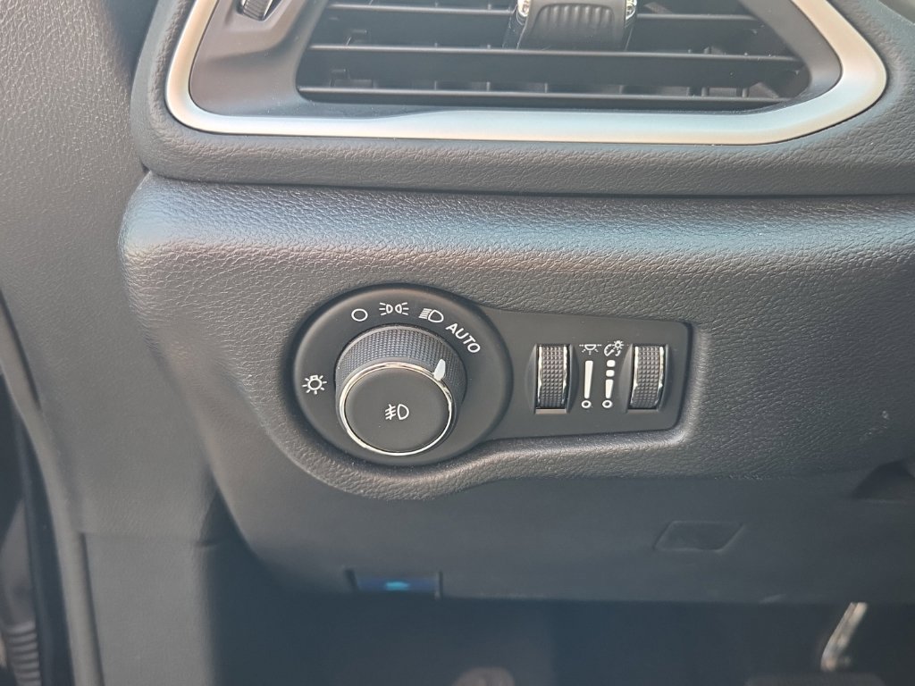 Used 2025 Chrysler Pacifica Select FWD image 30