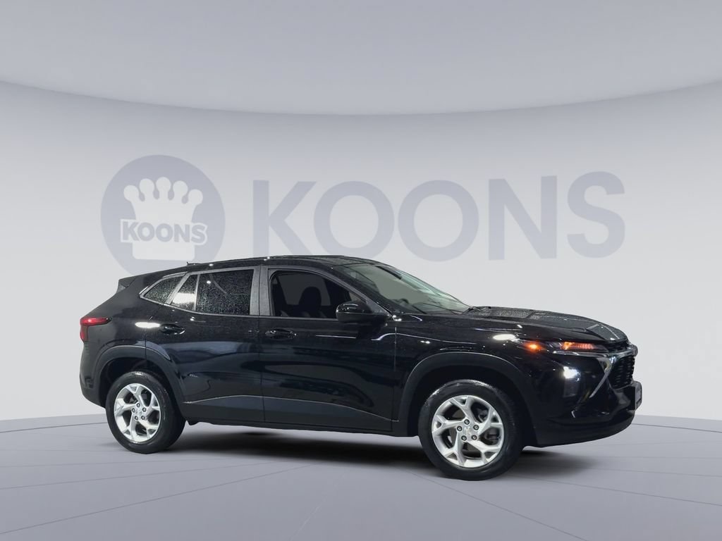 Used 2024 Chevrolet Trax LS w/ LS Convenience Package FWD image 2