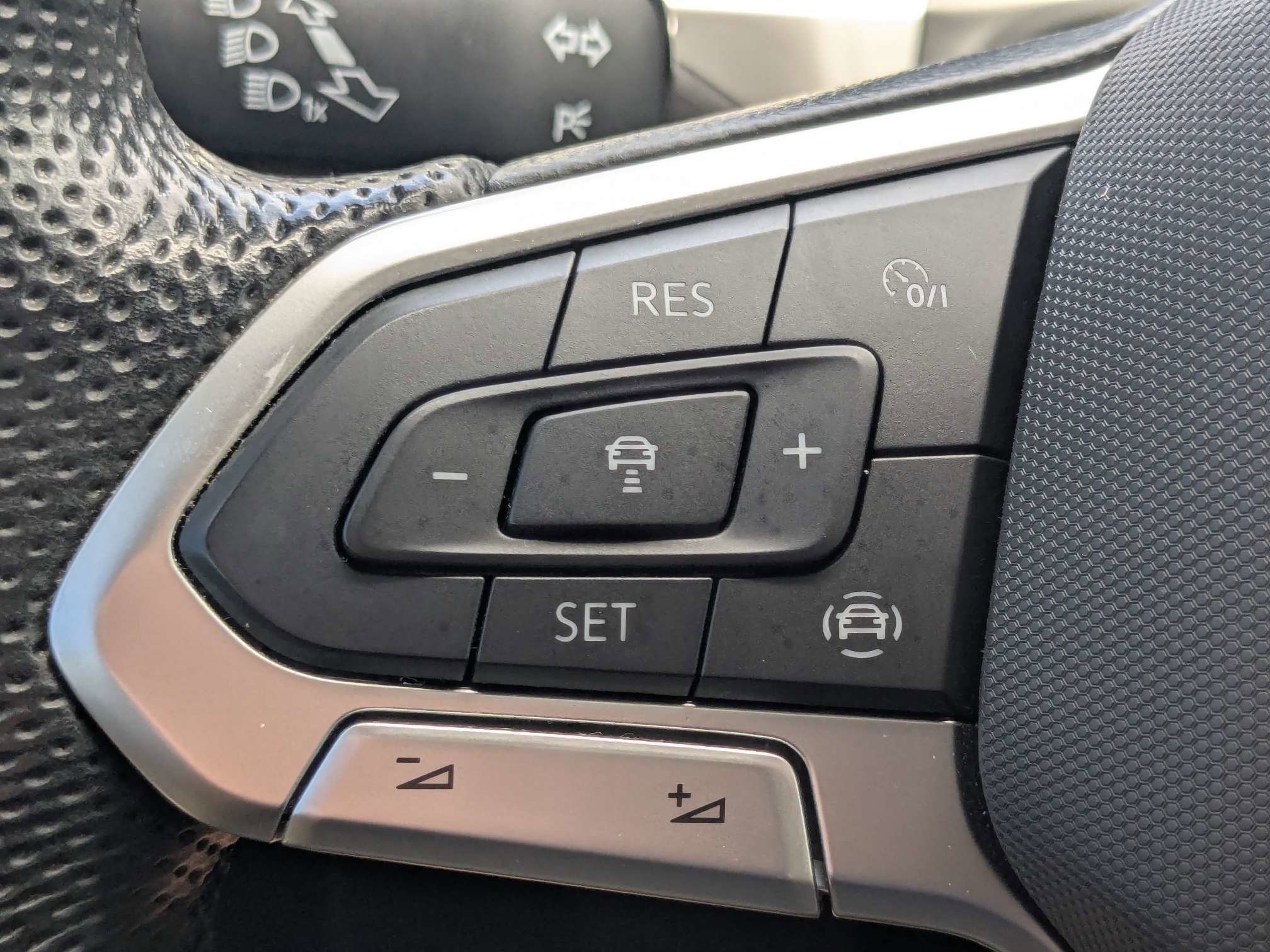 Used 2021 Volkswagen Atlas Cross Sport SE w/ Panoramic Sunroof Package FWD image 30