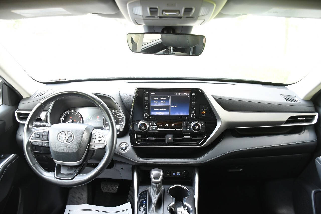 Used 2022 Toyota Highlander XLE AWD/4WD image 32