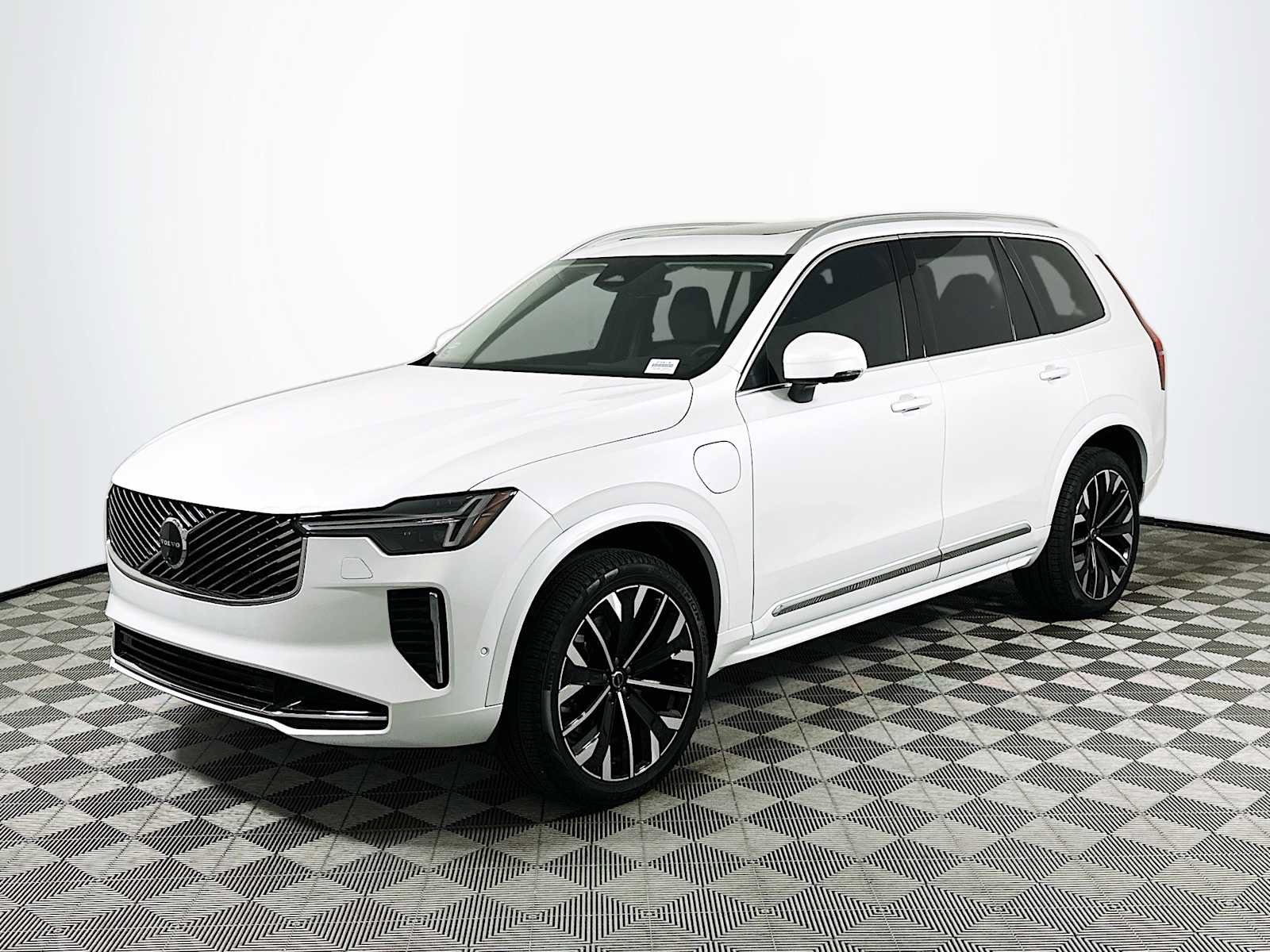 Used 2025 Volvo XC90 T8 Plus w/ Protection Package Premier AWD/4WD image 3