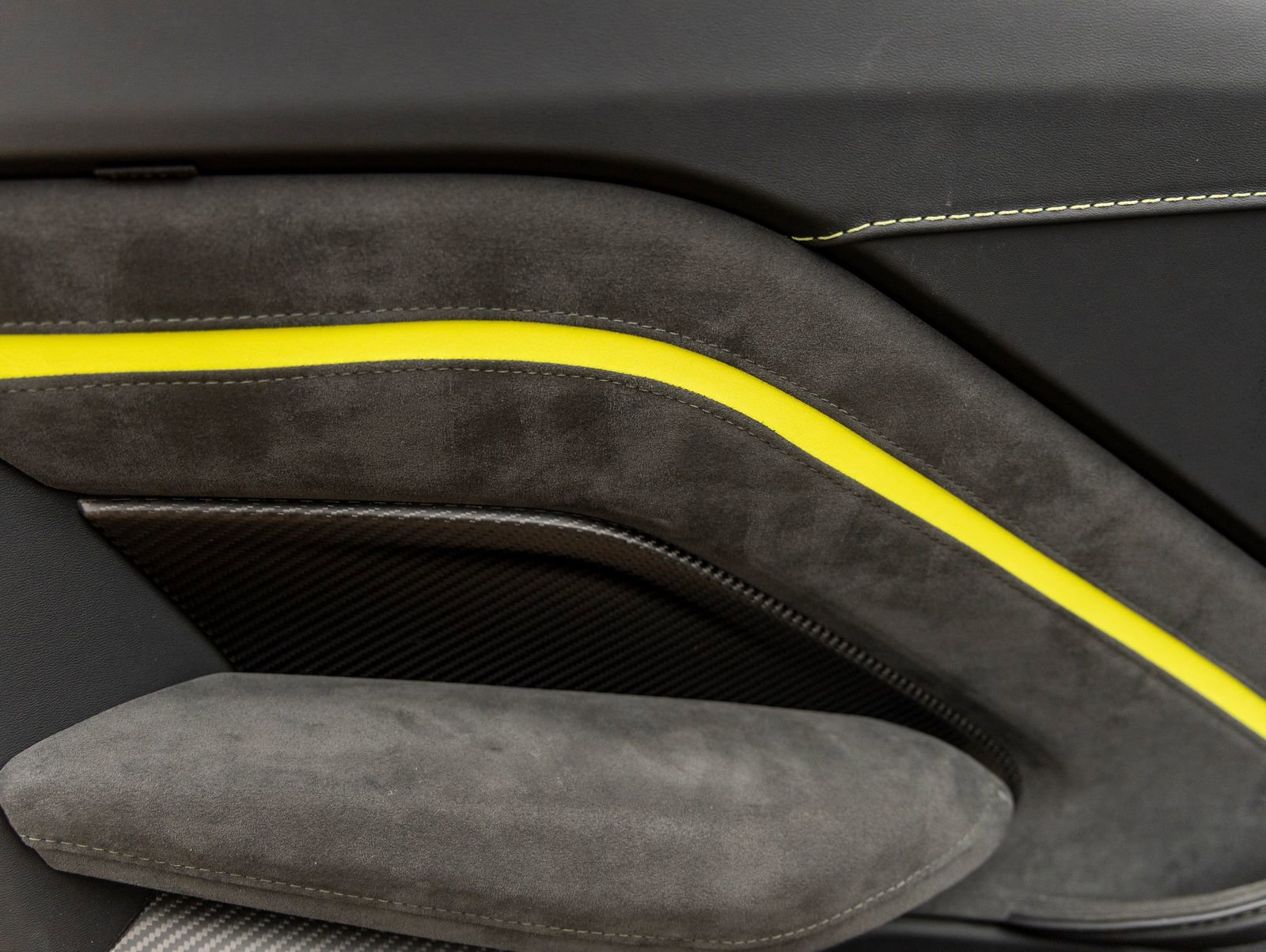 Used 2023 Aston Martin V8 Vantage Roadster RWD image 24