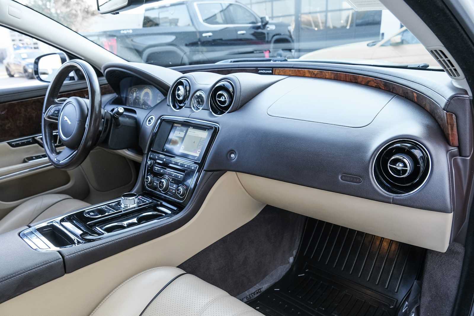 Used 2017 Jaguar XJ R-Sport RWD image 25