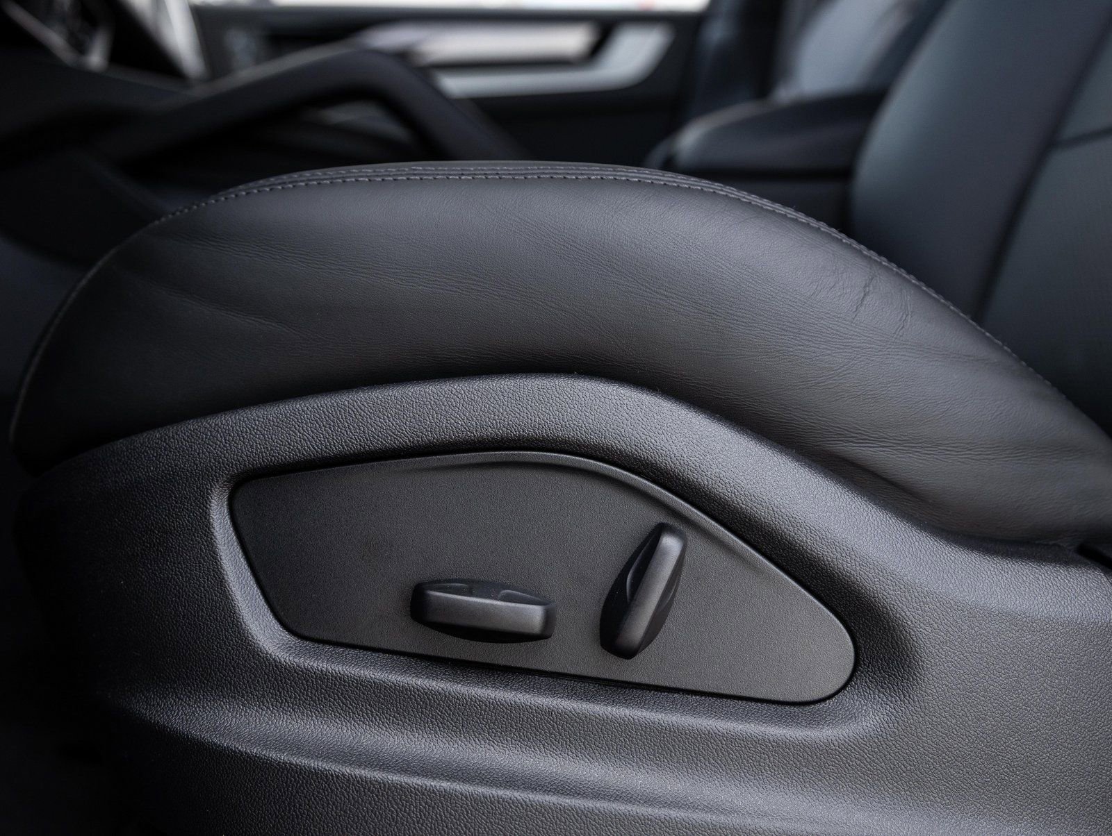 Certified 2026 Porsche Cayenne AWD/4WD image 23