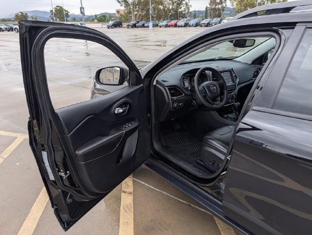 Used 2021 Jeep Cherokee Trailhawk AWD/4WD image 33