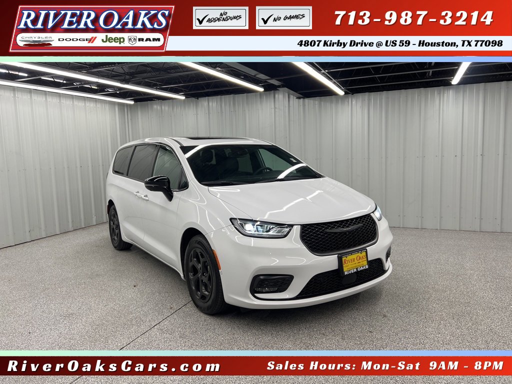 Used 2023 Chrysler Pacifica Limited w/ Uconnect Theater Family Group