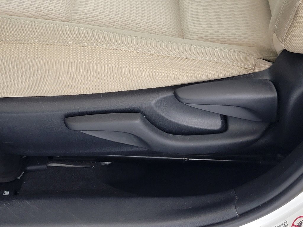 Used 2015 Toyota Corolla LE FWD image 15