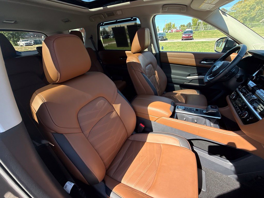 Used 2025 Nissan Pathfinder Platinum w/ Cargo Package AWD/4WD image 42