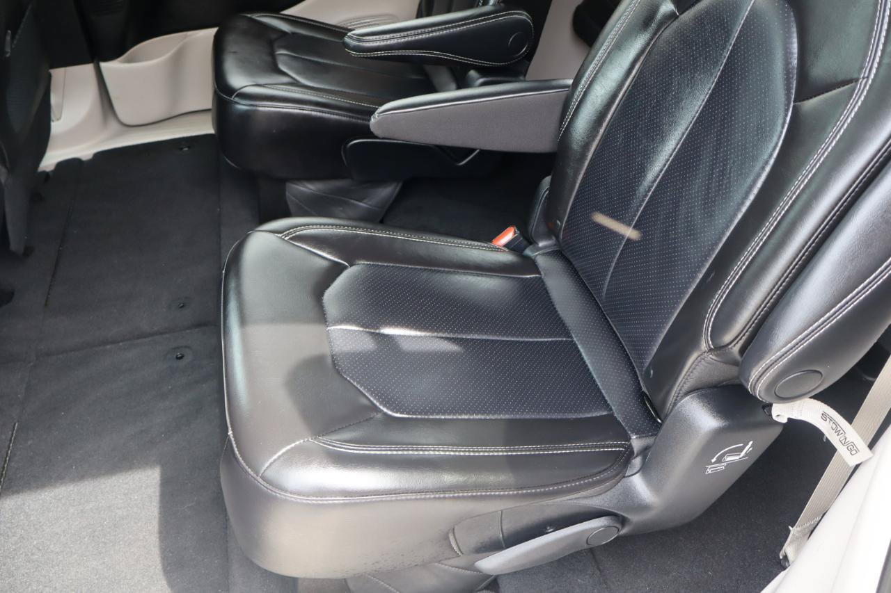 Used 2023 Chrysler Pacifica Touring-L FWD image 10