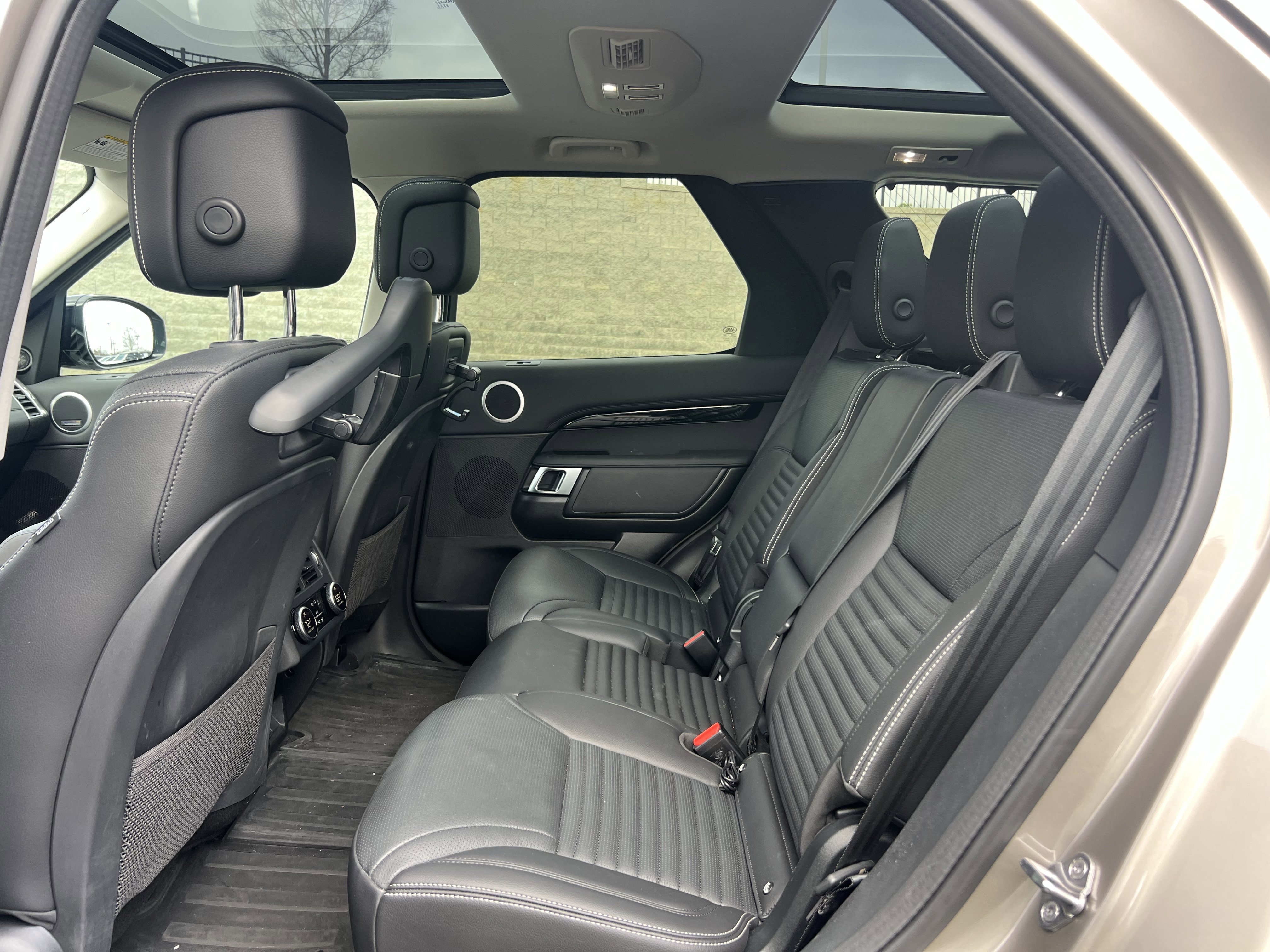 Certified 2024 Land Rover Discovery S image 30