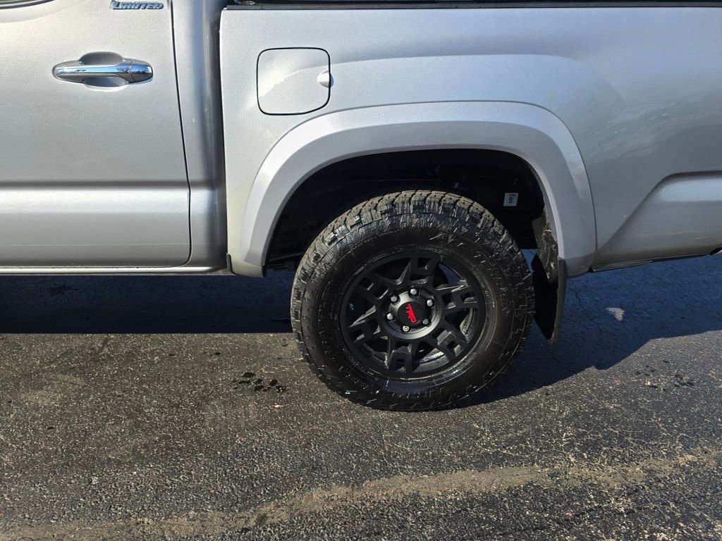Used 2016 Toyota Tacoma Limited w/ Towing Package image 4