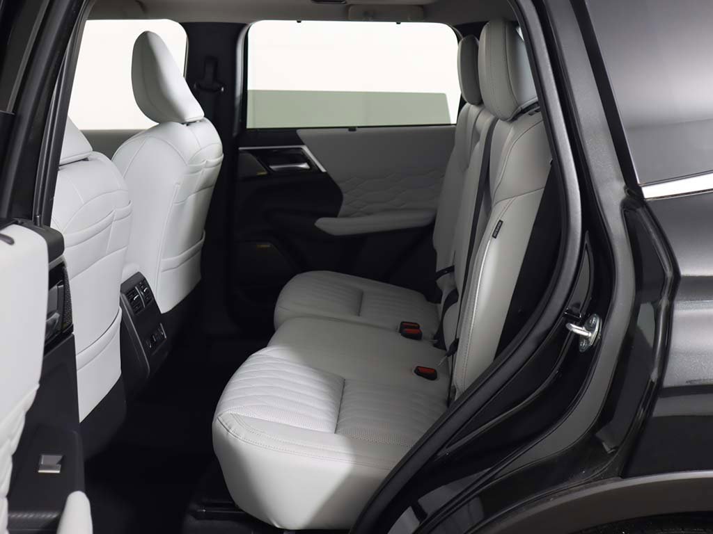New 2025 Mitsubishi Outlander AWD image 34