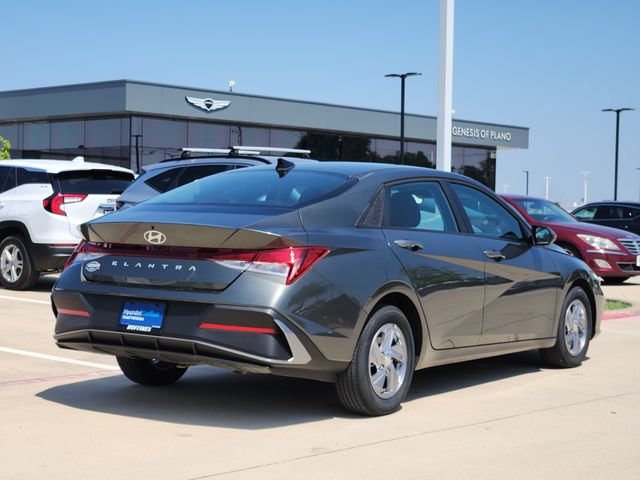 Certified 2024 Hyundai Elantra SE FWD image 3