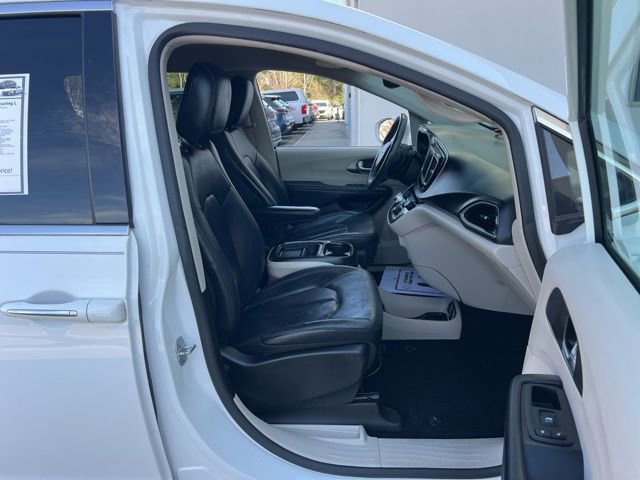 Used 2020 Chrysler Pacifica Touring-L w/ Tire & Wheel Group image 37