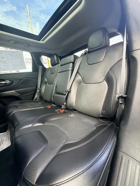 Used 2019 Jeep Cherokee Latitude w/ Popular Appearance Group image 11
