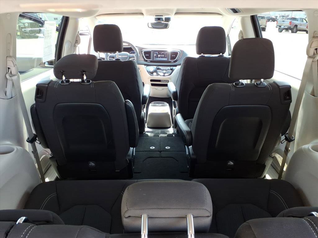 Used 2023 Chrysler Voyager LX image 16