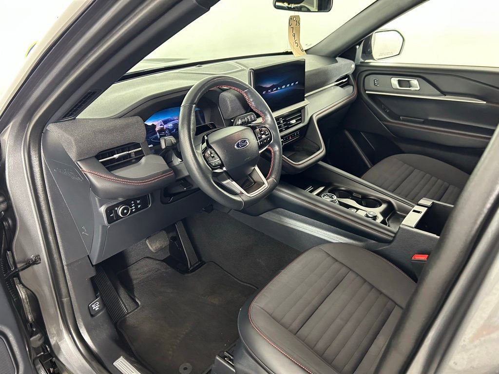 Used 2025 Ford Explorer ST-Line w/ ST-Line Street Pack AWD/4WD image 13