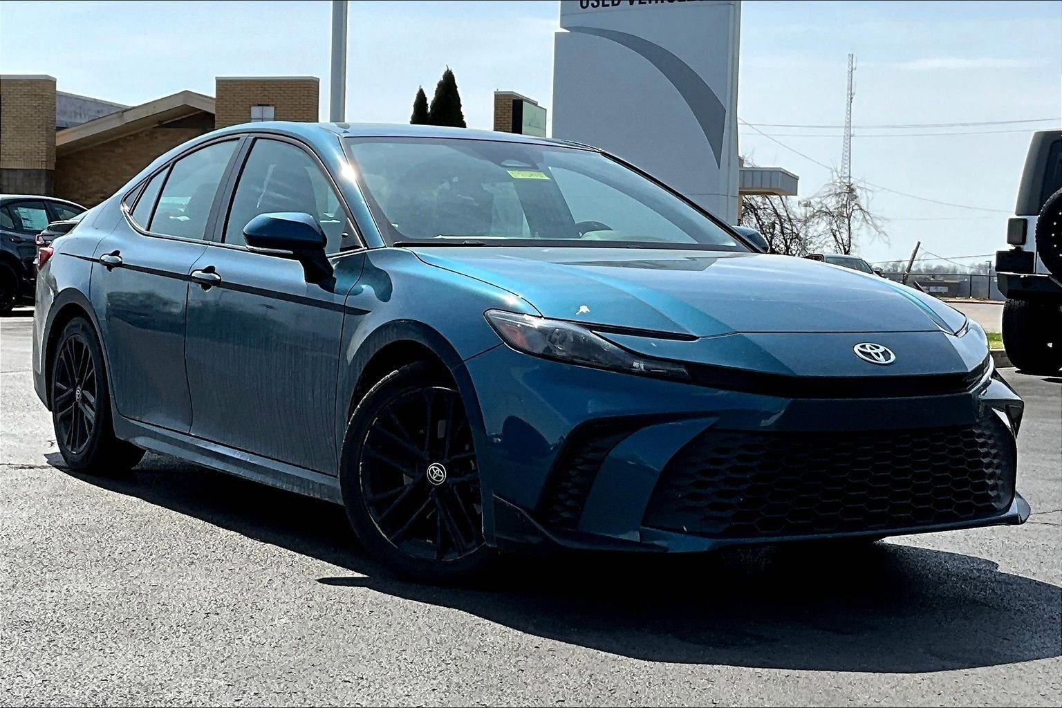 Used 2025 Toyota Camry SE image 2