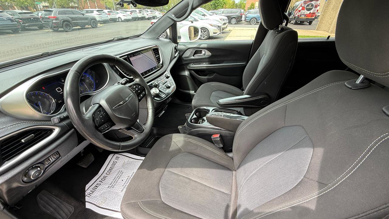 Used 2022 Chrysler Pacifica Touring FWD image 9