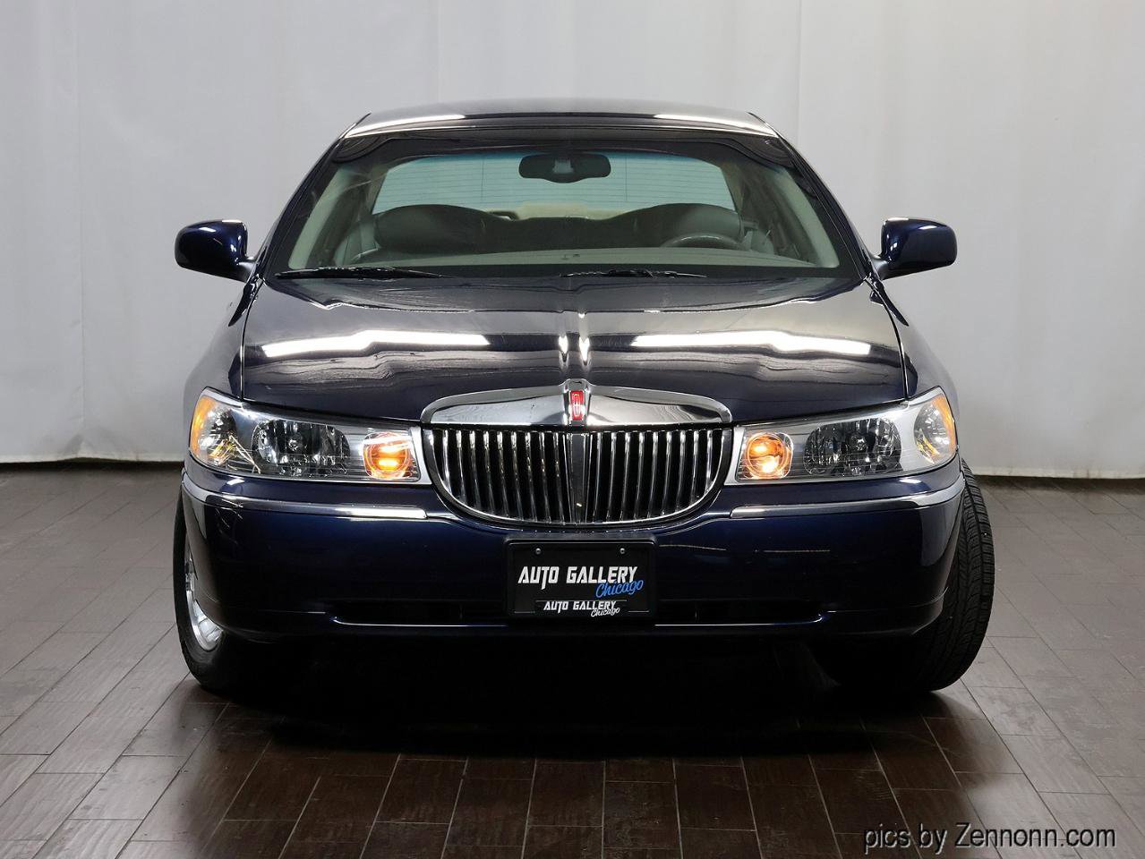 Used 2001 Lincoln Town Car Executive image 3