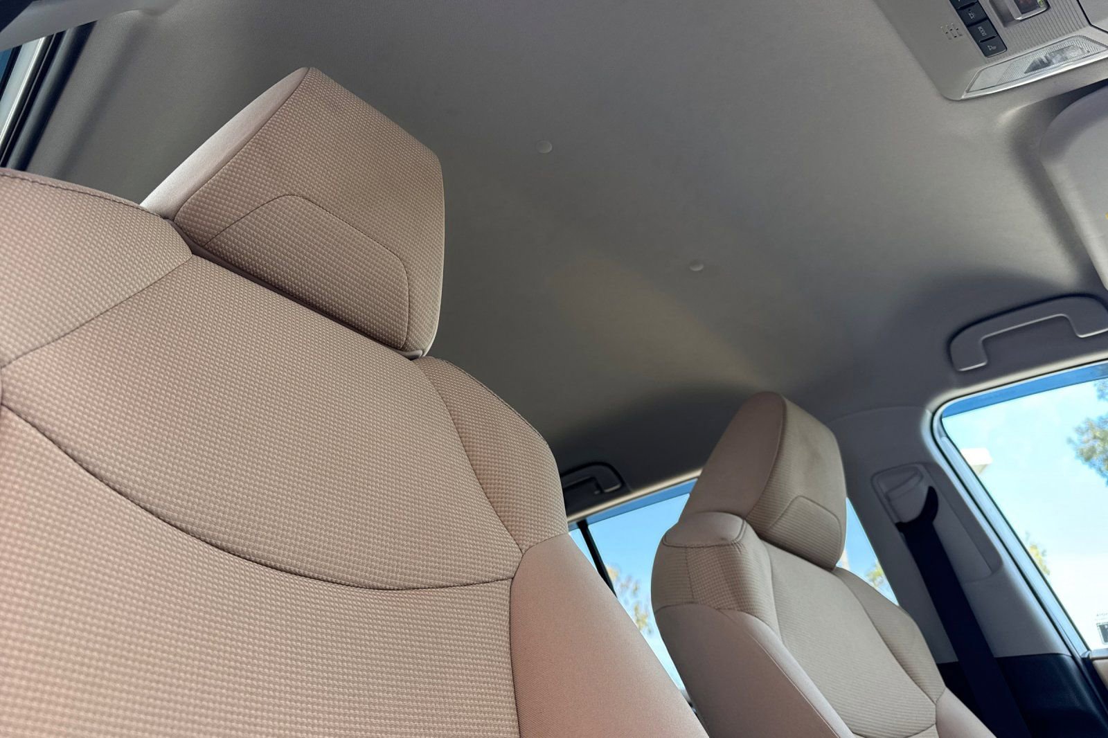 Used 2022 Toyota RAV4 LE image 17