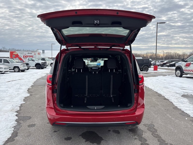 New 2026 Chrysler Pacifica Select image 9