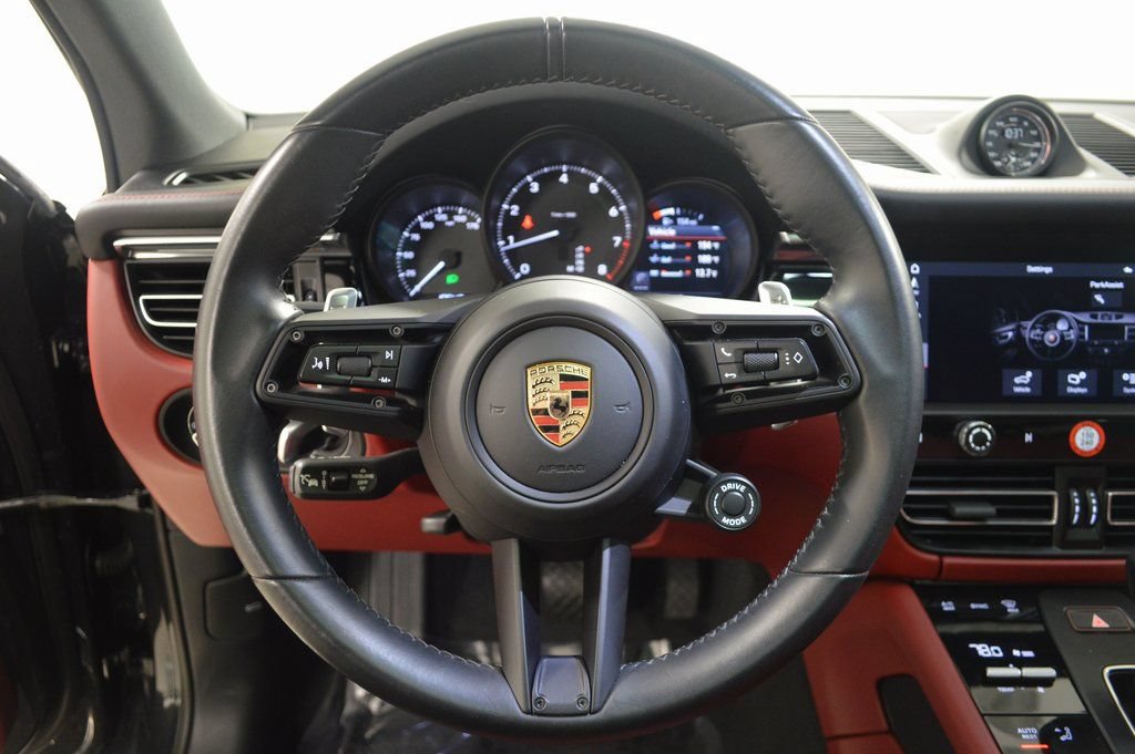 Certified 2025 Porsche Macan AWD/4WD image 21