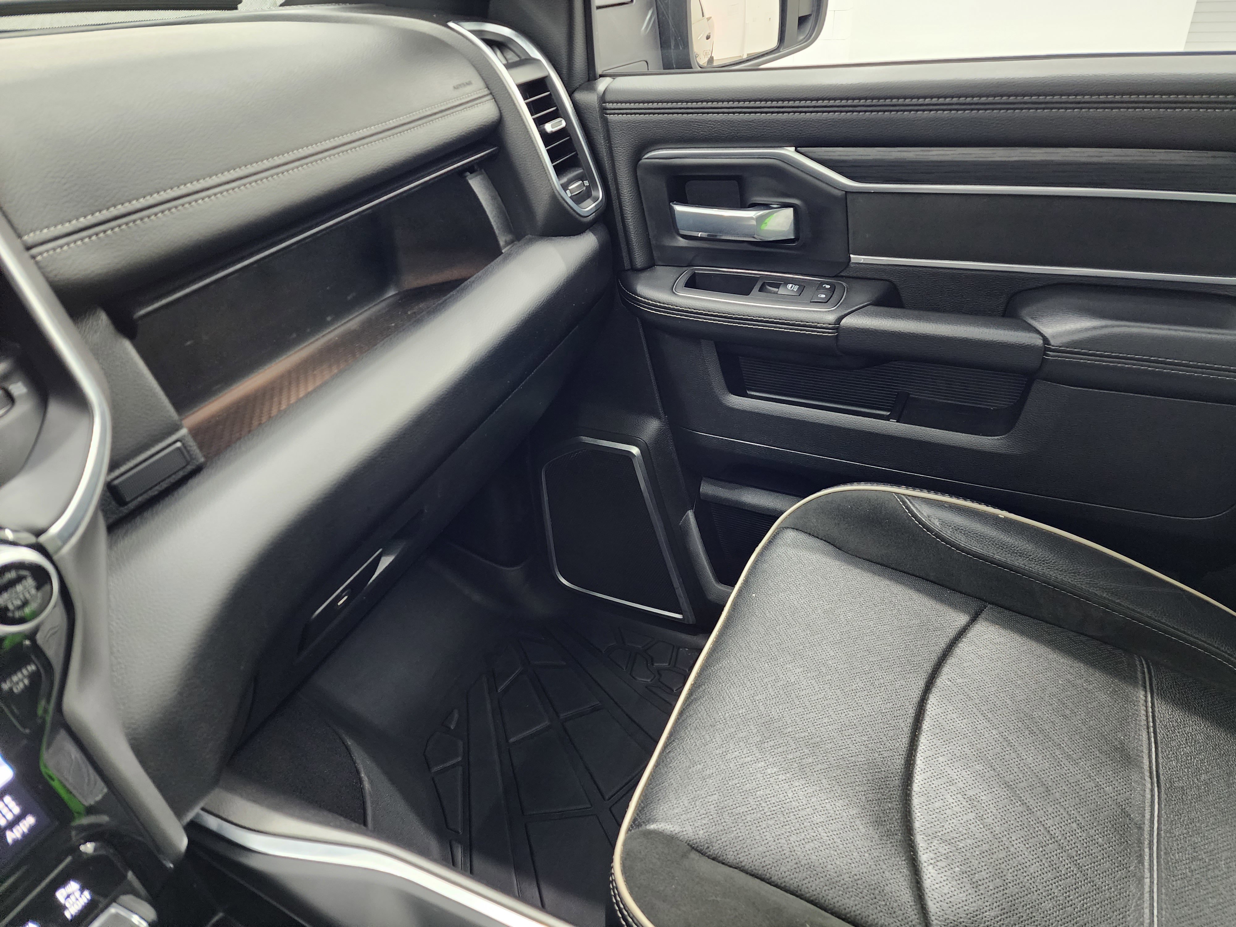 Used 2024 RAM 2500 Laramie w/ Sport Appearance Package image 14