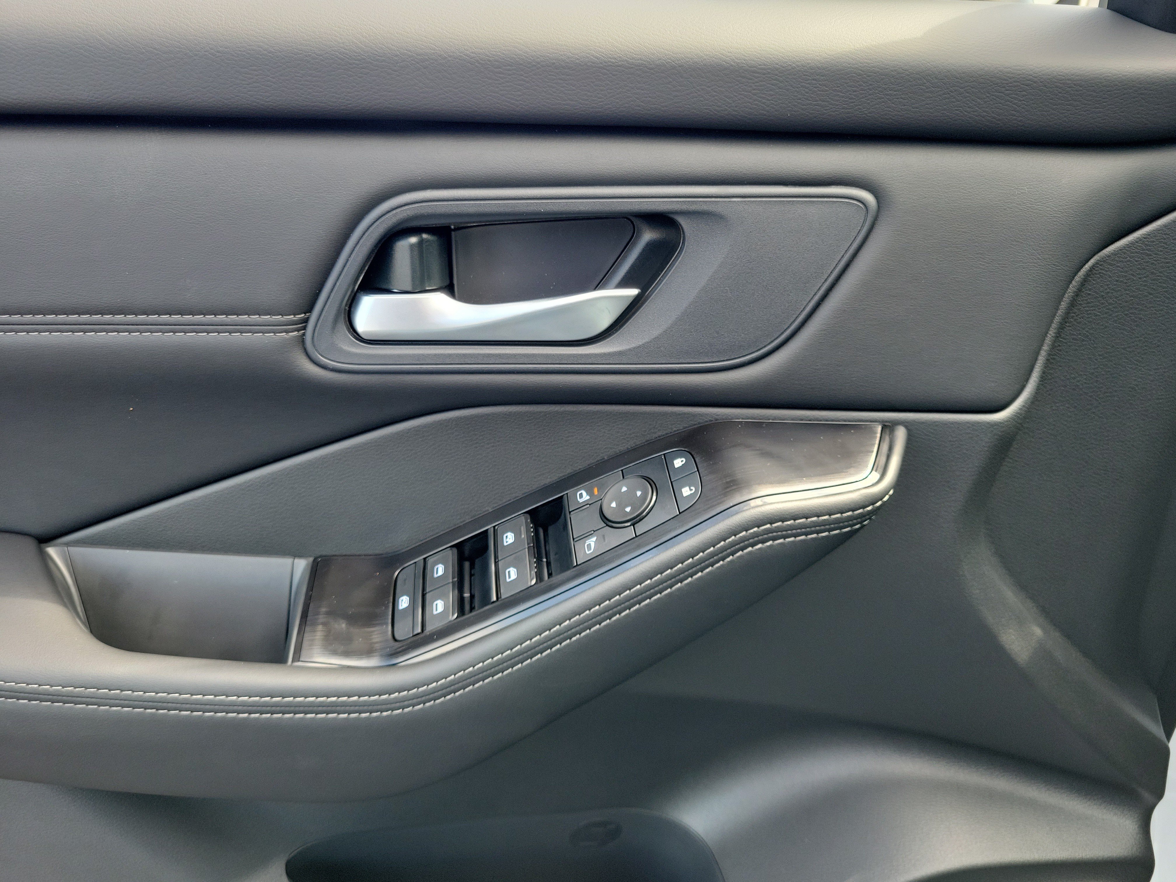 New 2026 Nissan Rogue Dark Armor AWD/4WD image 17