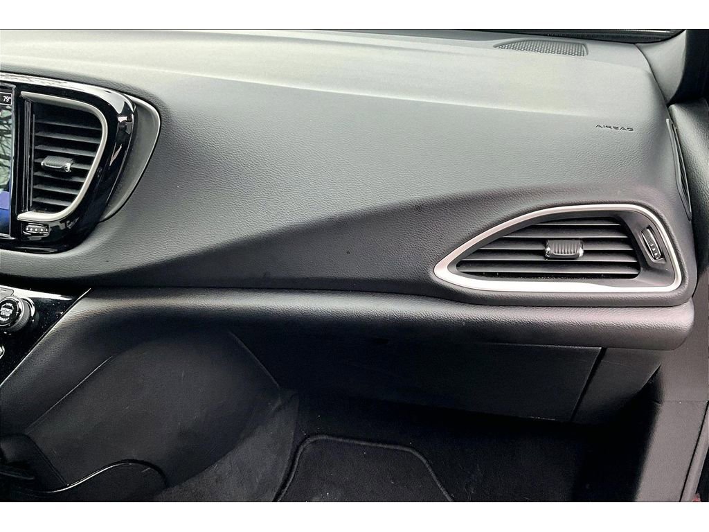 Certified 2025 Chrysler Pacifica Select image 18