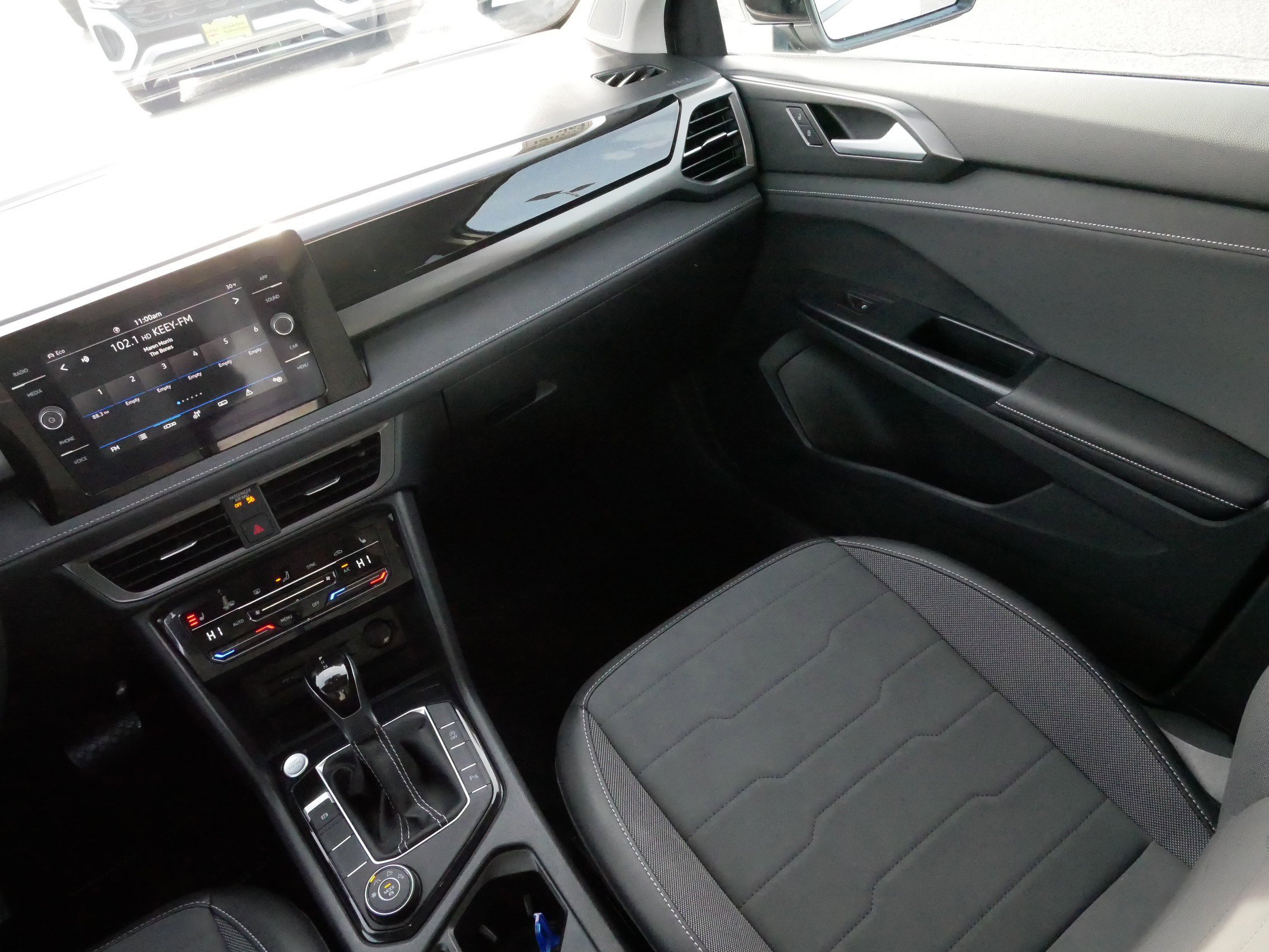 Certified 2025 Volkswagen Taos SE image 11