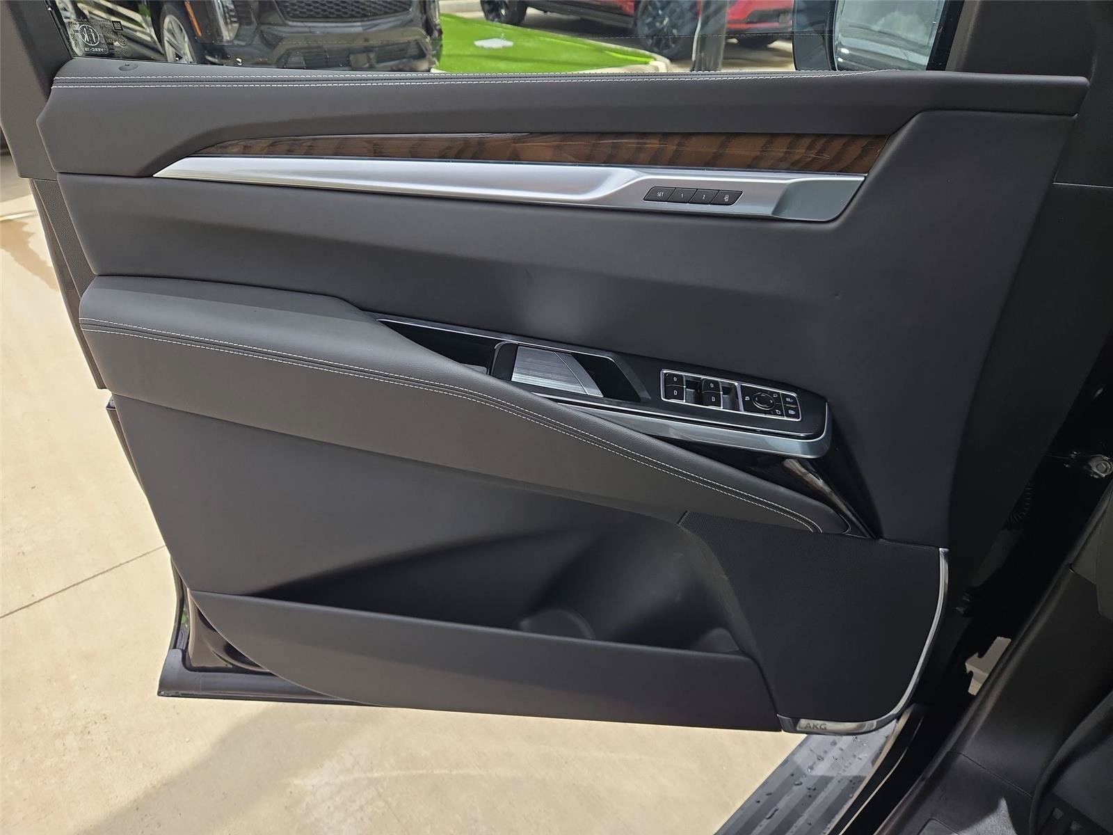 New 2026 Cadillac Escalade ESV Platinum Sport w/ LPO, ONYX Package AWD/4WD image 25