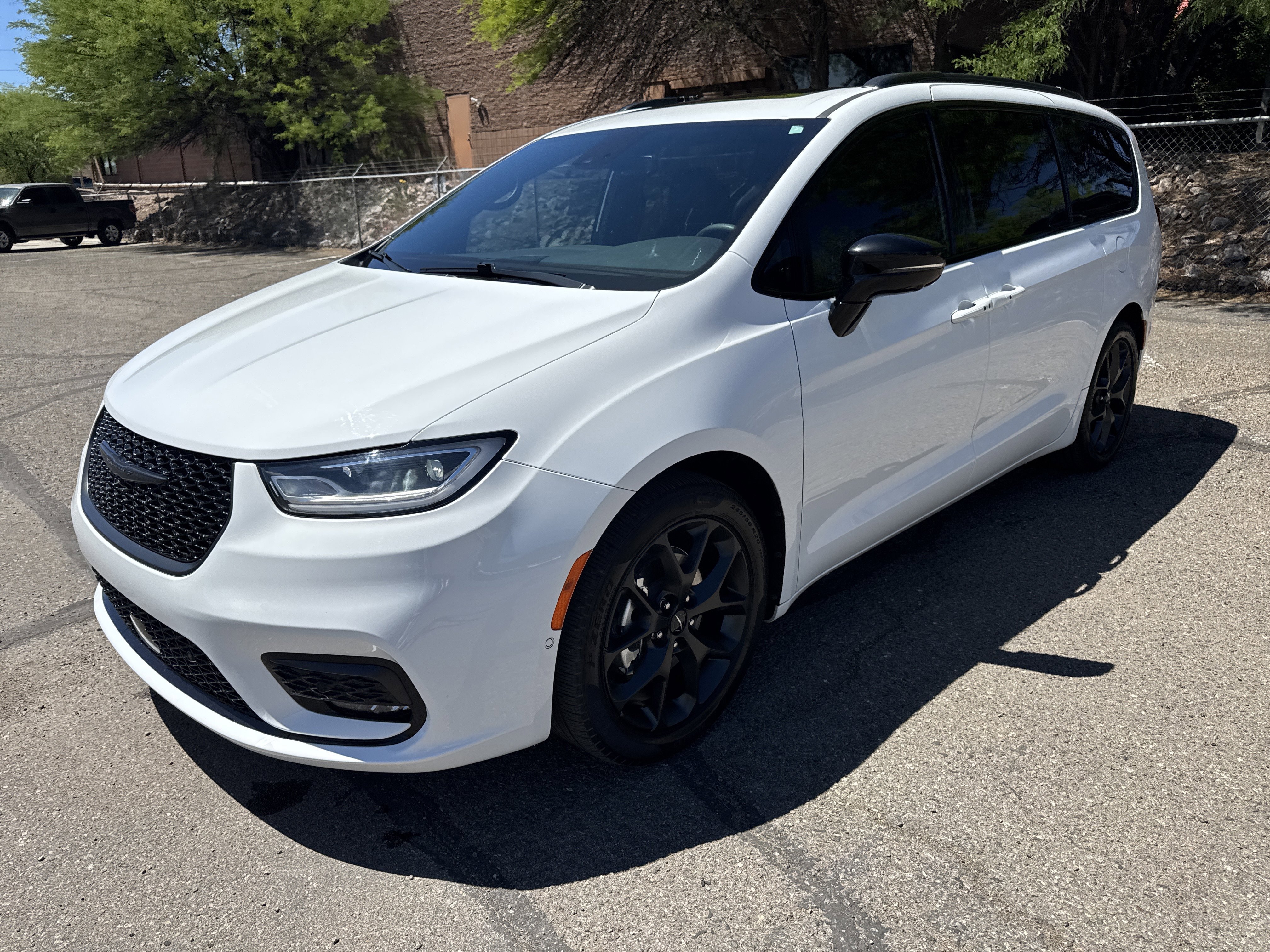 Used 2024 Chrysler Pacifica Touring-L w/ Uconnect Theater Family Group FWD image 3