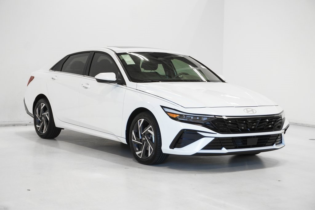 Used 2025 Hyundai Elantra SEL w/ Cargo Package image 4