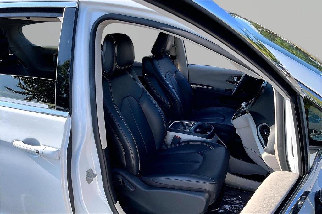 Used 2024 Chrysler Pacifica Touring-L FWD image 22