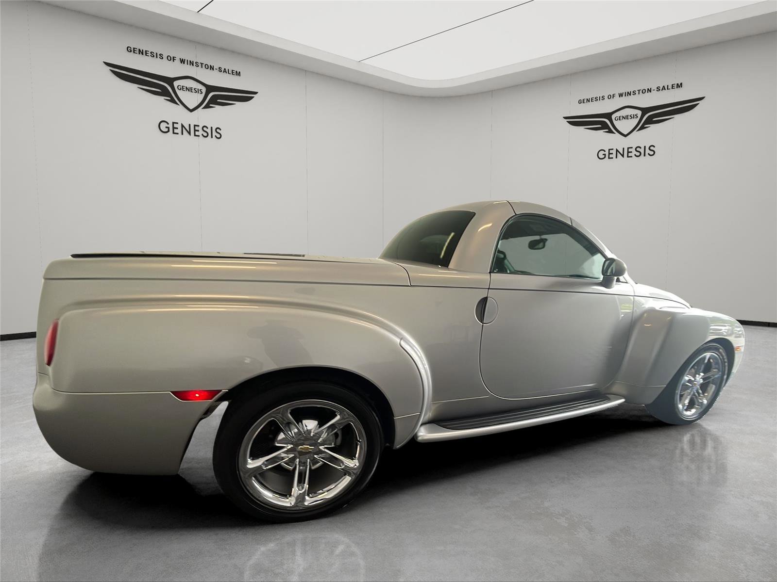Used 2004 Chevrolet SSR w/ Preferred Equipment Group RWD image 5