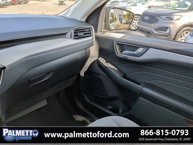 Used 2021 Ford Escape SE w/ SE Sport Appearance Package image 17