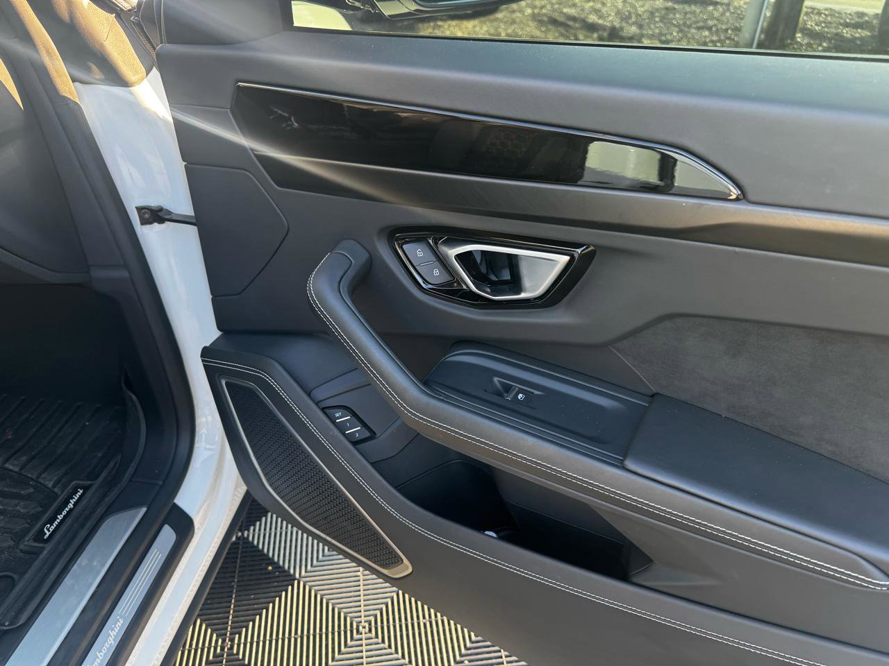 Used 2022 Lamborghini Urus image 44