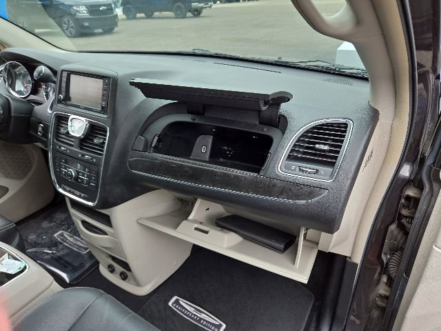 Used 2016 Chrysler Town & Country Touring-L FWD image 39