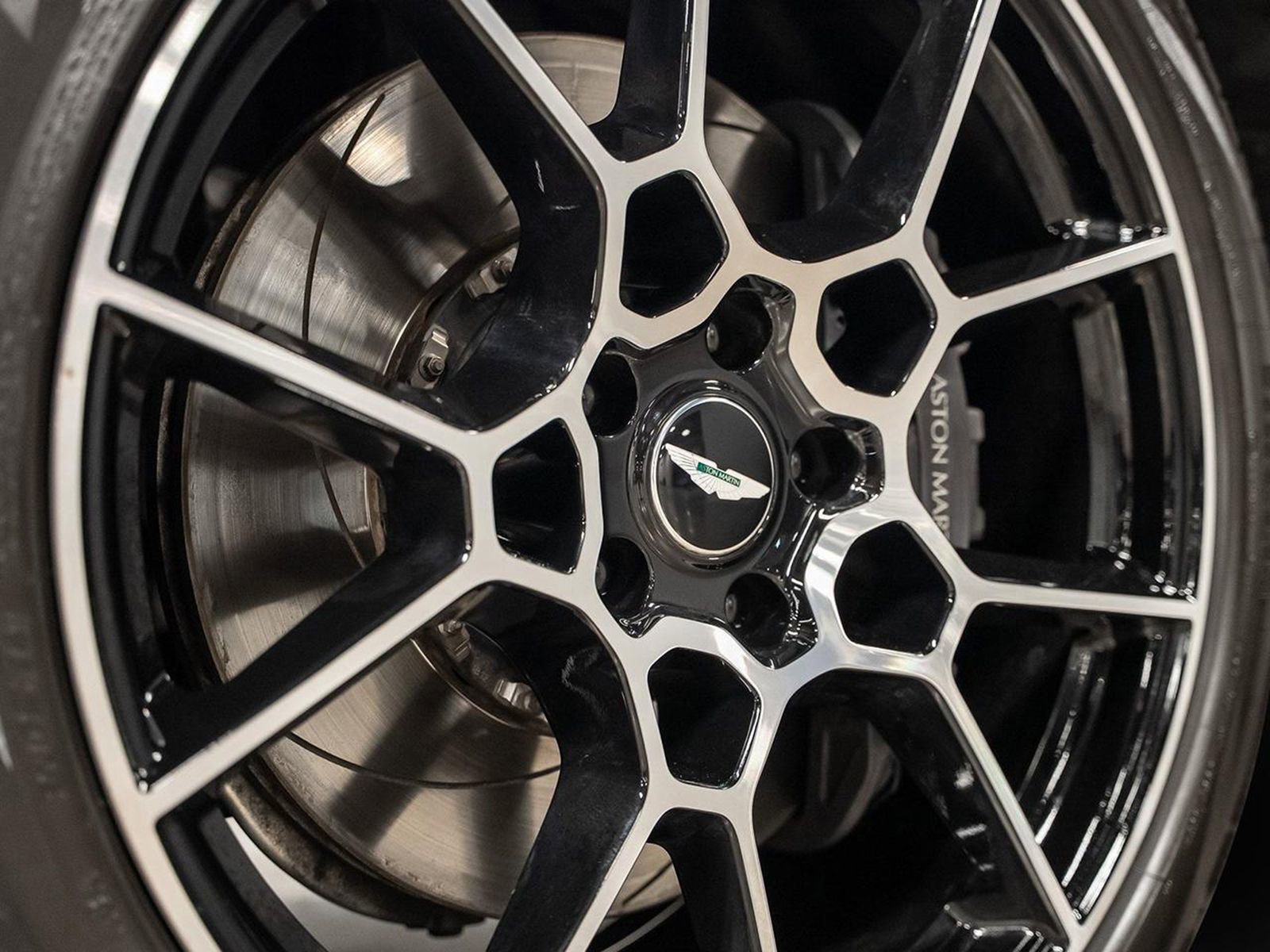 Used 2021 Aston Martin DBX image 6