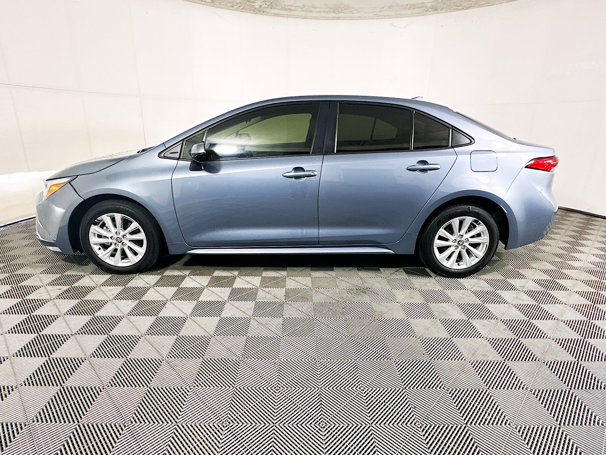 Used 2025 Toyota Corolla LE w/ LE Premium Package FWD image 6