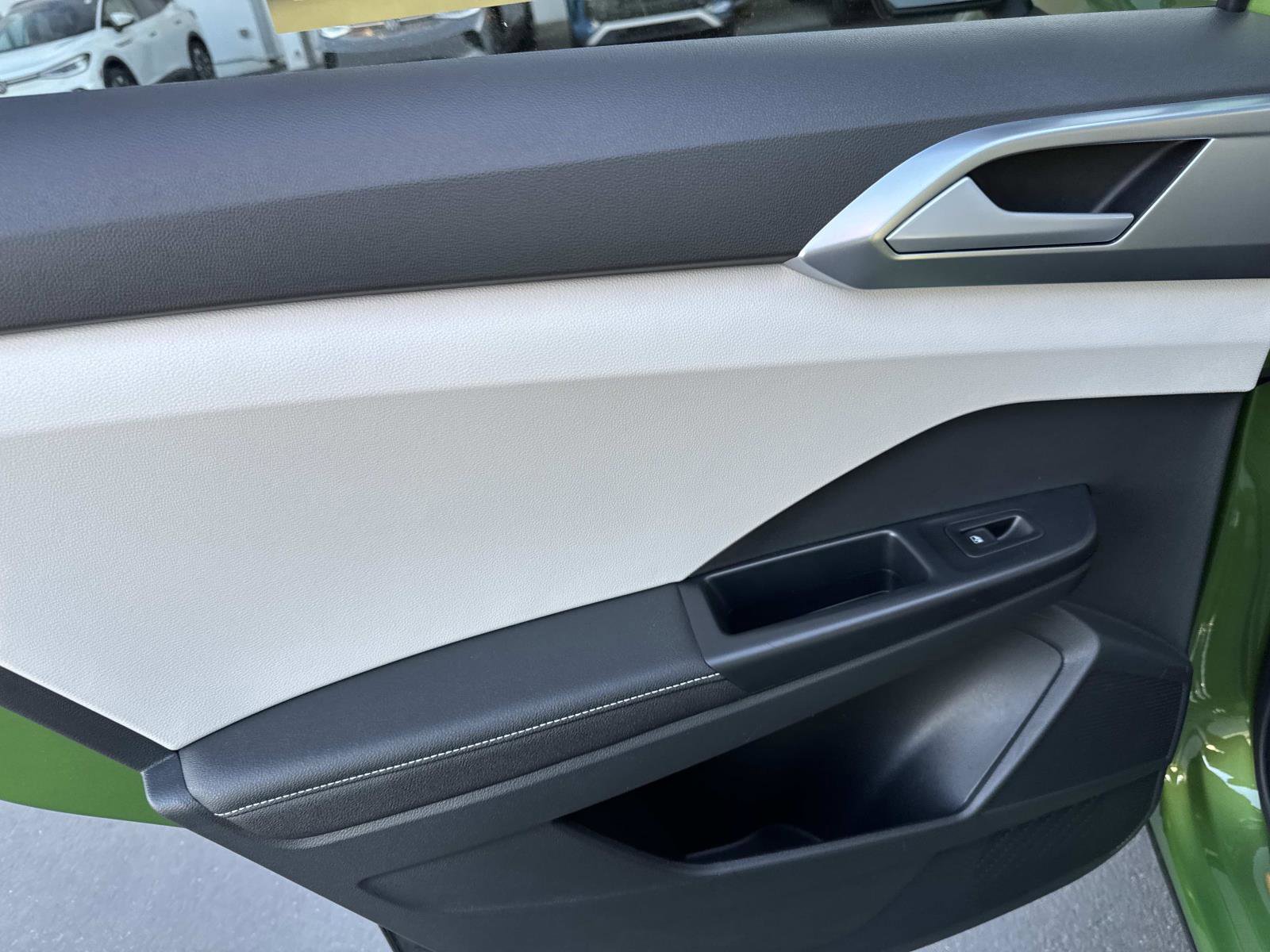 Certified 2025 Volkswagen Taos SE w/ Panoramic Sunroof Package image 9