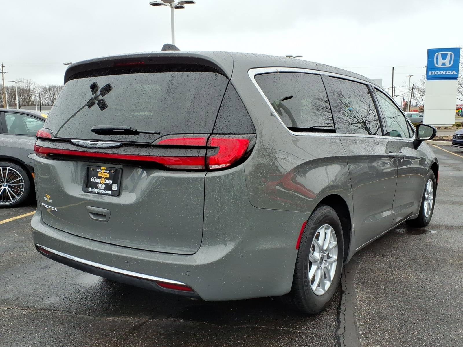 Used 2023 Chrysler Pacifica Touring-L image 10